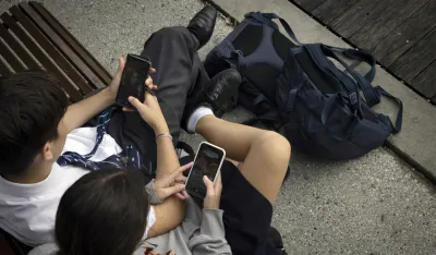 Djeca većinu svog vremena provode na telefonu, čak i kada su sa dru&scaron;tvom