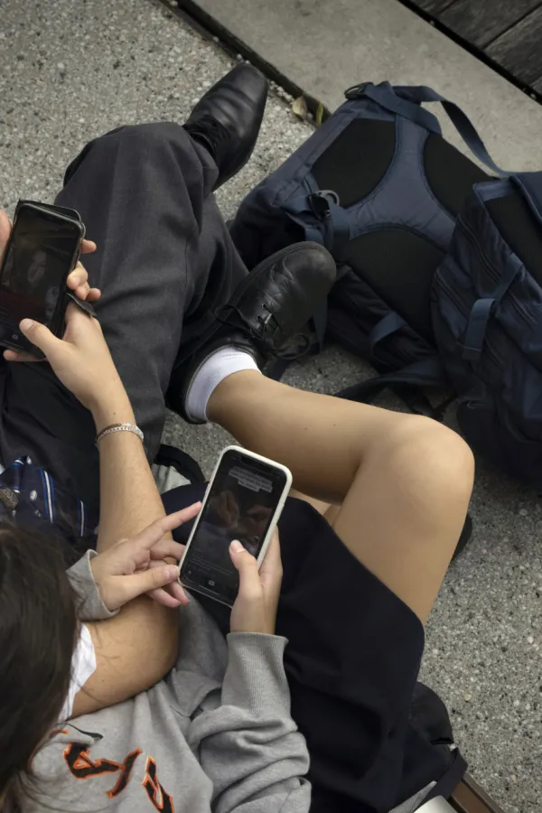 Djeca većinu svog vremena provode na telefonu, čak i kada su sa dru&scaron;tvom