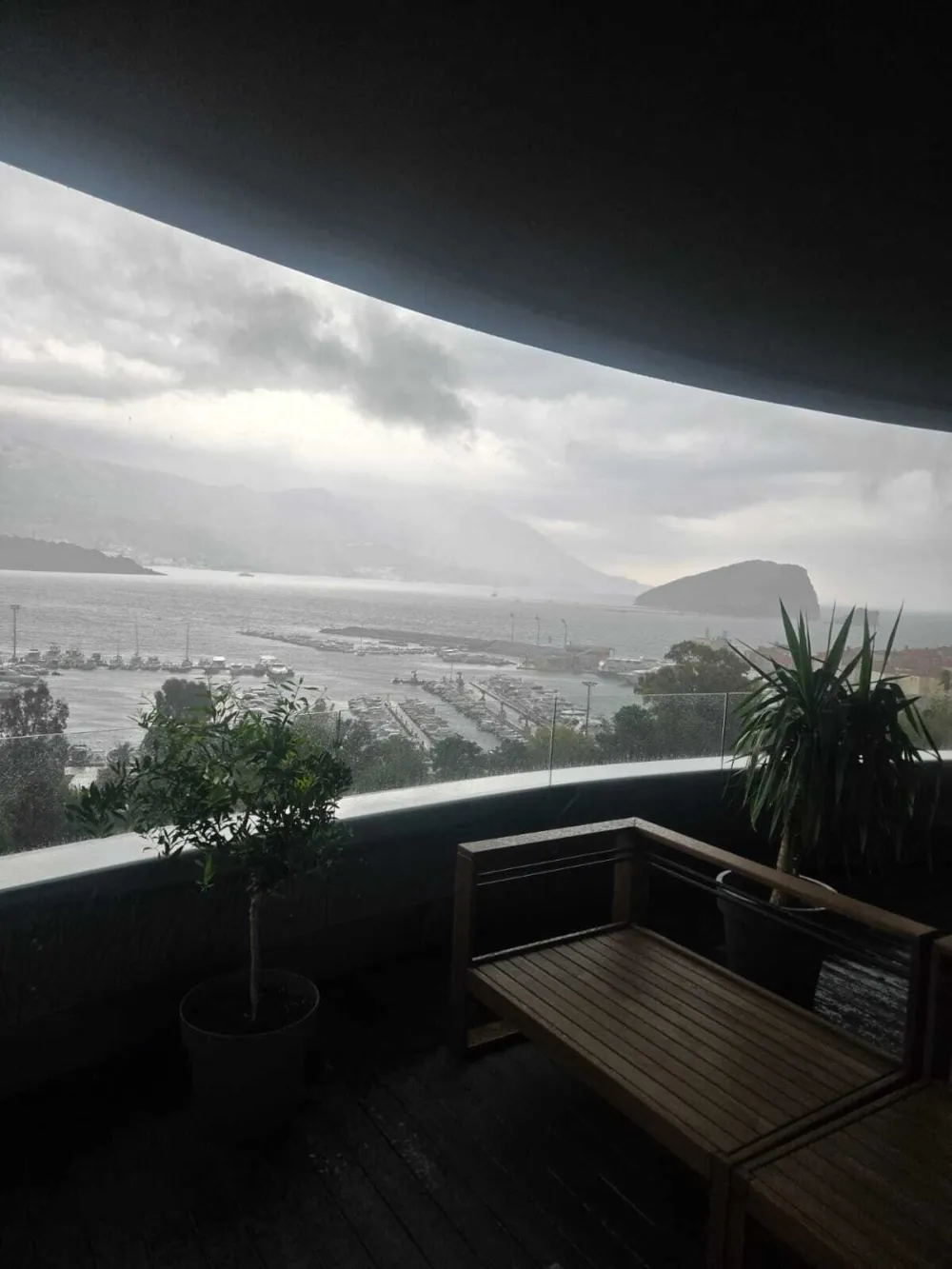 (VIDEO) Jaka ki&scaron;a na primorju i u Podgorici, ZHMS upozorava na moguće vremenske nepogode