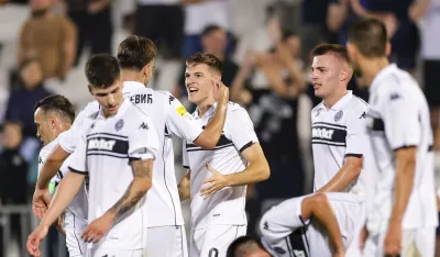 Kostić u zagrljaju saigrača