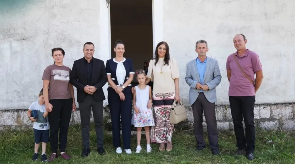 Jak&scaron;ić Stojanović posjetila područno odjeljenje u selu Mala Crna Gora, đaku prvaku poželjela uspje&scaron;no &scaron;kolovanje