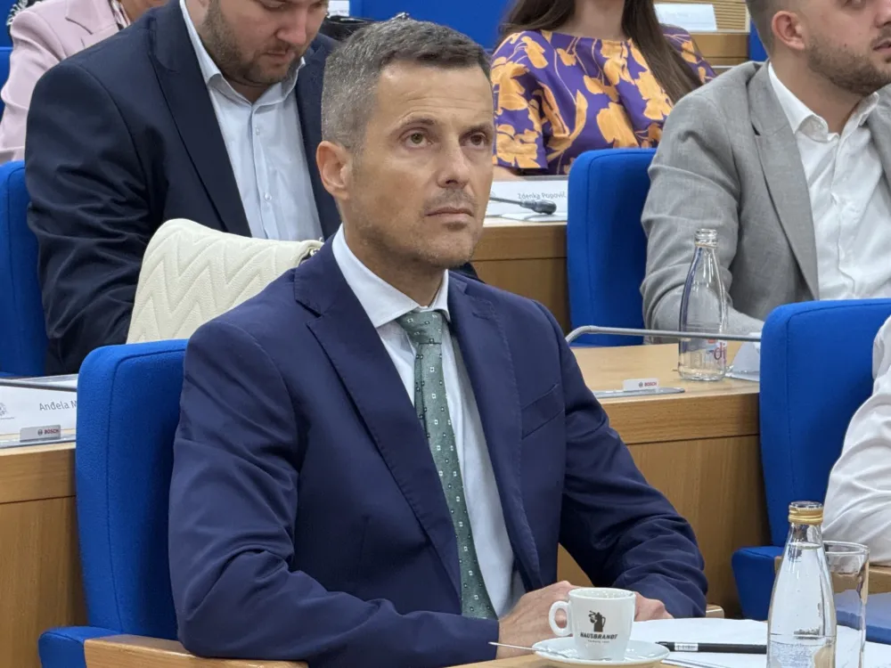 Sa&scaron;a Mujović, Sjednica skup&scaron;tine Glavnog grada 28. avgust