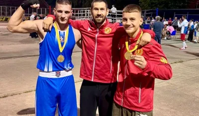 Zlatni bokseri sa trenerom Purićem