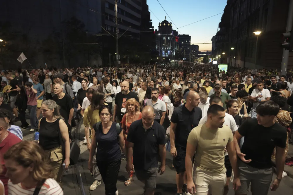(VIDEO) "Srednjo&scaron;kolci pamte": Komemorativne &scaron;etnje u vi&scaron;e gradova u Srbiji