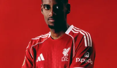 Isak obukao crveni dres