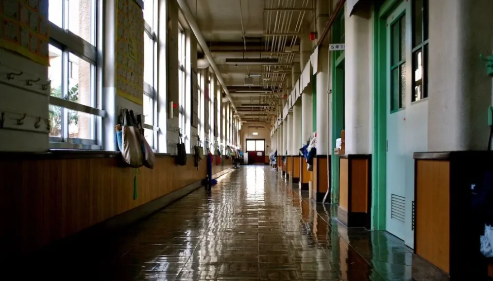 U Harkovu 17.000 djece krenulo u podzemne &scaron;kole: Spu&scaron;taju se tri nivoa ispod zemlje držeći se za ruke