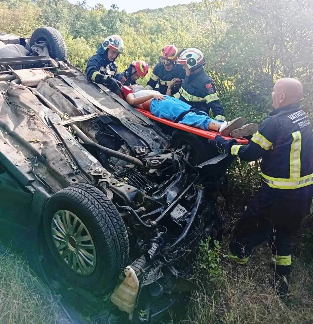 (FOTO) Nik&scaron;ić: Vozilo sletjelo s puta kod Dragovoljića, žena teže povrijeđena