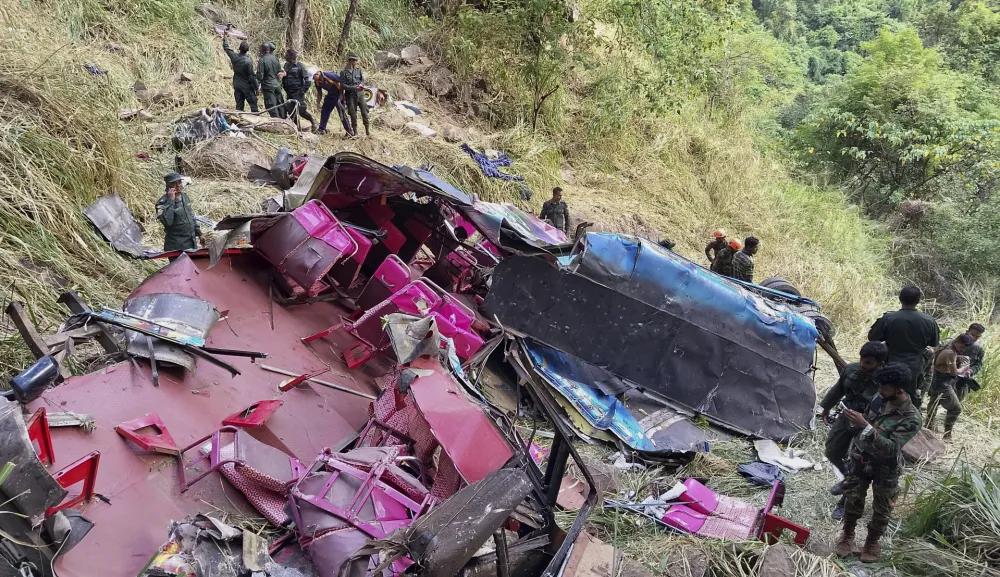 Autobus sletio sa litice u &Scaron;ri Lanki