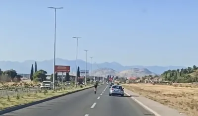 Saobraćajna nekultura, vozač električnog trotineta pretiče automobilistu