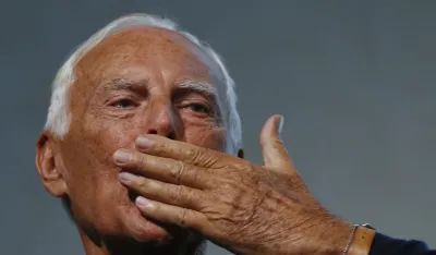 Đorđo Armani &scaron;alje poljubac publici na promociji knjige koju je o njemu napisala Suzi Menkes 2015. godine 