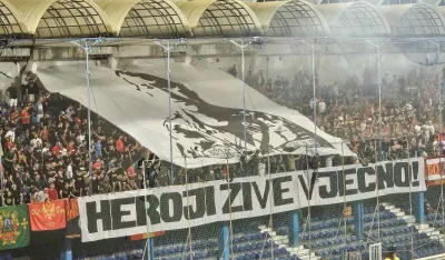 Navijači Crne Gore odali počast stradalom vojniku: &ldquo;Heroji žive vječno&rdquo;