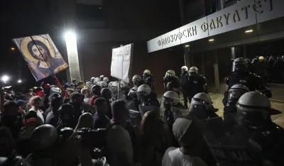 Pu&scaron;teni studenti i građani koji su bili zatvoreni u zgradi novosadskog Rektorata