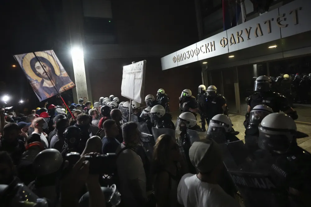 Pu&scaron;teni studenti i građani koji su bili zatvoreni u zgradi novosadskog Rektorata