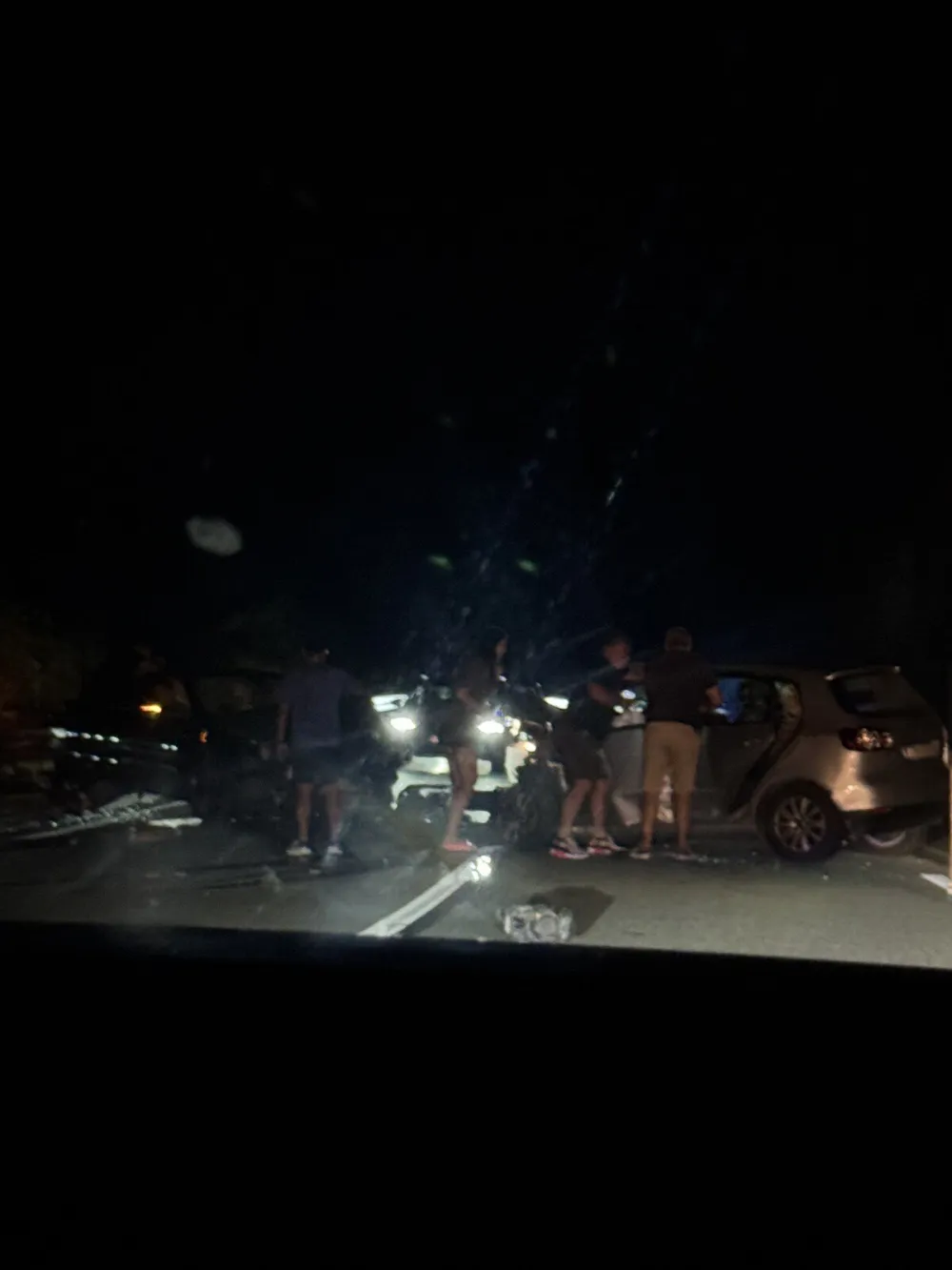 Nezgoda iznad Budve: Automobil se prevrnuo, povrijeđenog vozača izvukli vatrogasci i ljekarska ekipa