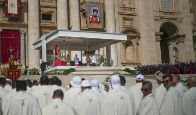 Papa Lav XIV služi misu za kanonizaciju Karla Akutisa i Pjera Đorđa Frasatija na Trgu Svetog Petra u Vatikanu&copy;2025 Andrew Medichini /Guliver/AP