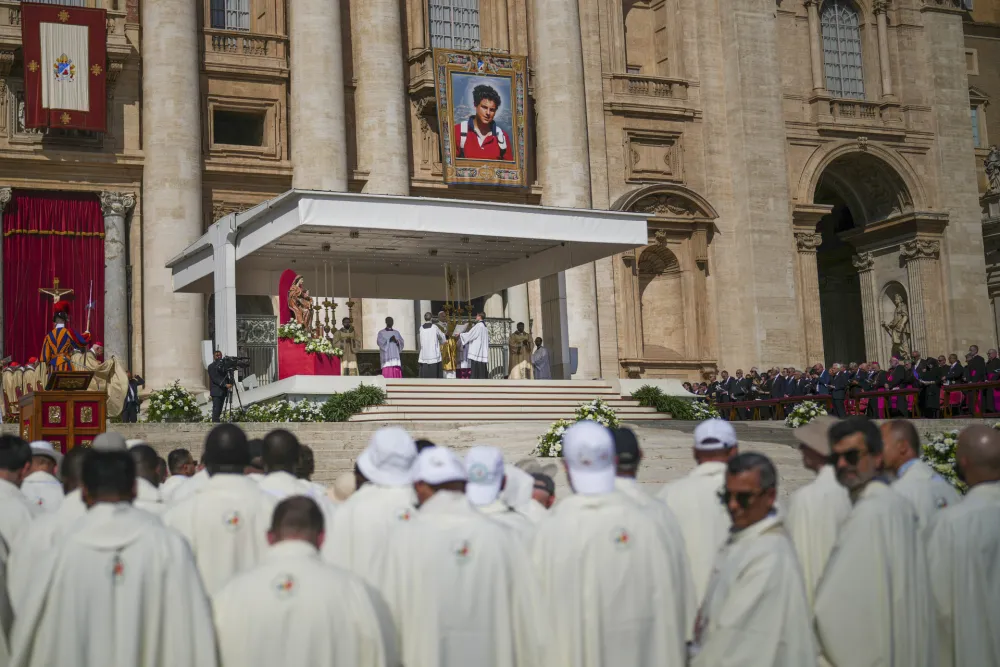 Papa Lav XIV služi misu za kanonizaciju Karla Akutisa i Pjera Đorđa Frasatija na Trgu Svetog Petra u Vatikanu&copy;2025 Andrew Medichini /Guliver/AP