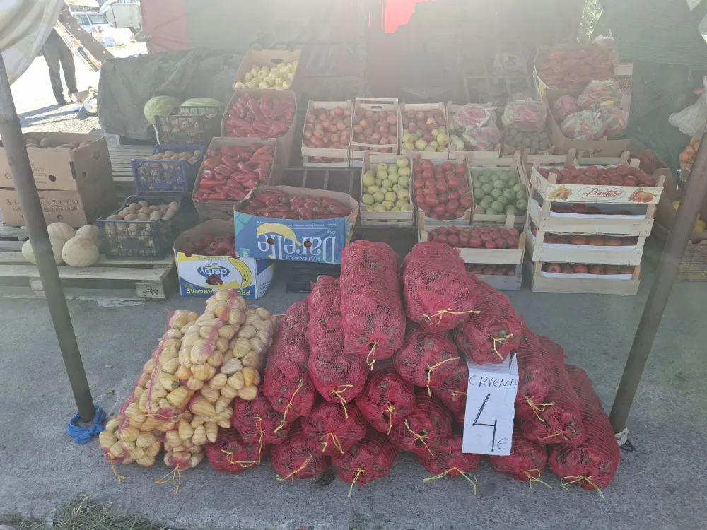 Džak crvenih paprika četiri eura