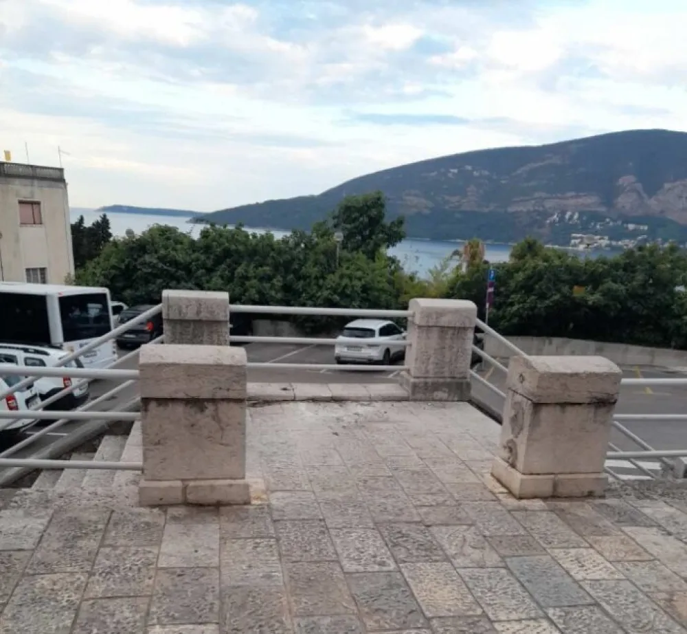 Herceg Novi: Pokrenuta peticija, traže da se vrati Njunjov spomenik