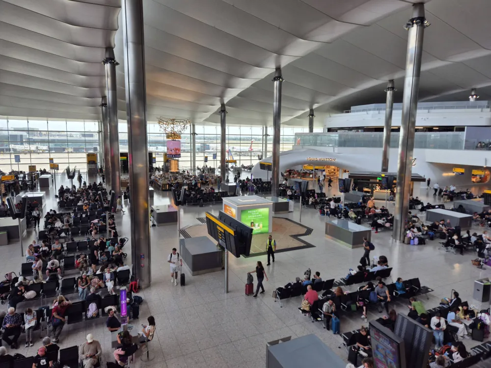 Terminal na aerodromu Hitrou evakuisan nakon sumnje na incident sa opasnim materijama