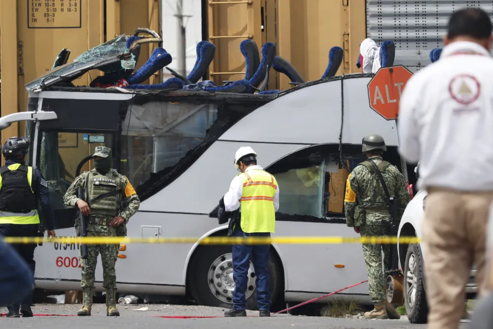 (FOTO) Voz naletio na autobus u Meksiku, najmanje 10 mrtvih