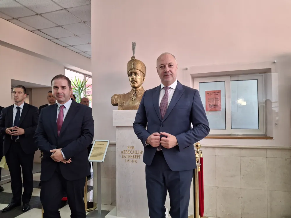 Vukićević i Željazkov kraj biste kneza Batenberga u holu FPN