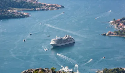 U zalivu danas tri broda