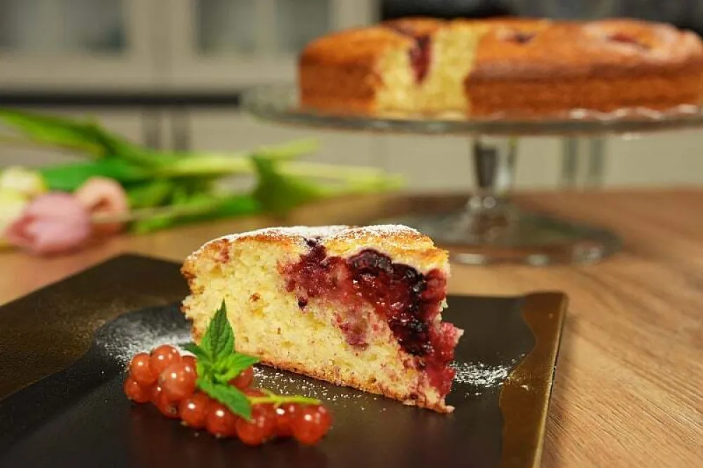 Kolač s malinama i jogurtom