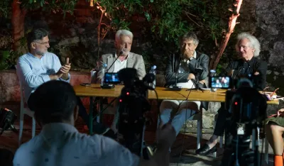 Poezija kao vezivno tkivo na kome opstaje svijet