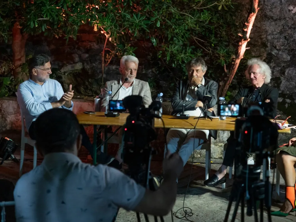 Poezija kao vezivno tkivo na kome opstaje svijet