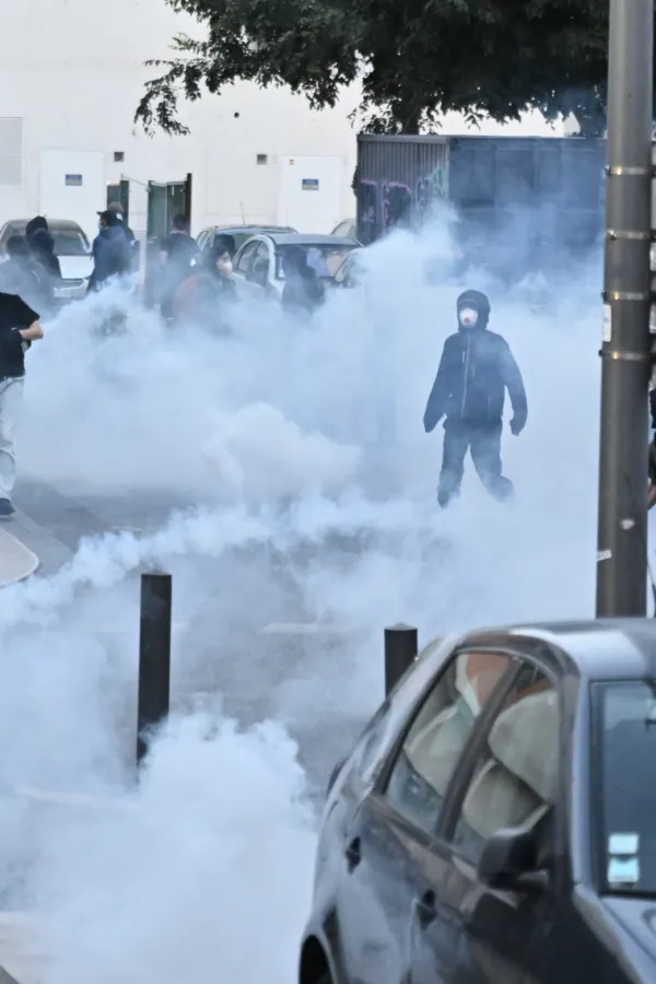 (FOTO) Sukobi ispred gimnazije u Parizu, demonstranti gađali policiju kamenicama