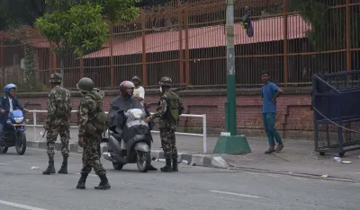 (FOTO) Vojska patrolira ulicama u Nepalu, policijski čas bez ograničenja