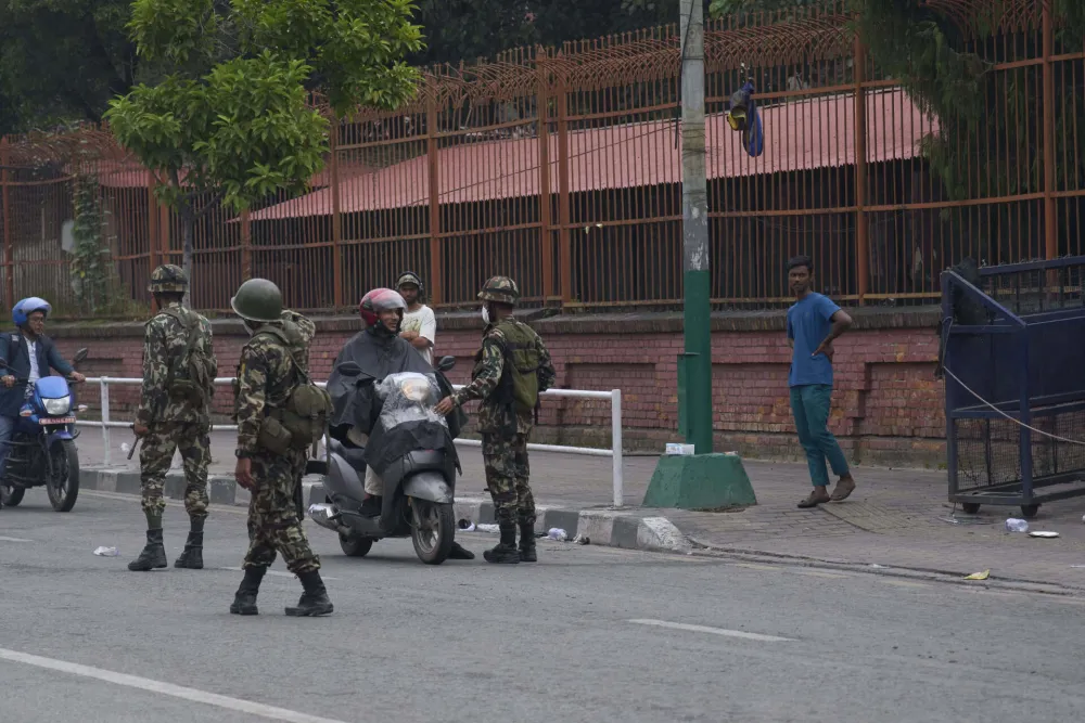 (FOTO) Vojska patrolira ulicama u Nepalu, policijski čas bez ograničenja