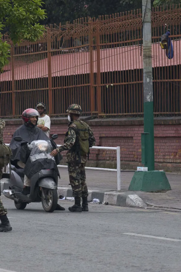 (FOTO) Vojska patrolira ulicama u Nepalu, policijski čas bez ograničenja