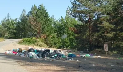 Smećem zatrpani putevi i javne povr&scaron;ine u Petnjici
