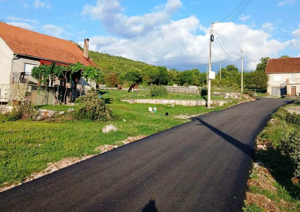 Mje&scaron;tani nik&scaron;ićkog sela Dragovoljići napokon dobili pristojnu saobraćajnicu: Novi asfalt nakon 43 godine