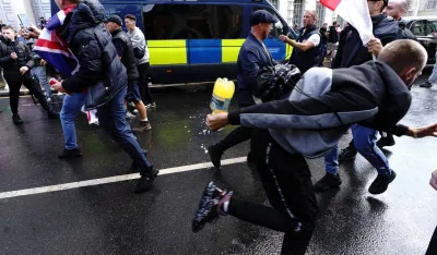 Desničari izazvali nerede na skupu u Londonu, povrijeđeno 26 policajaca