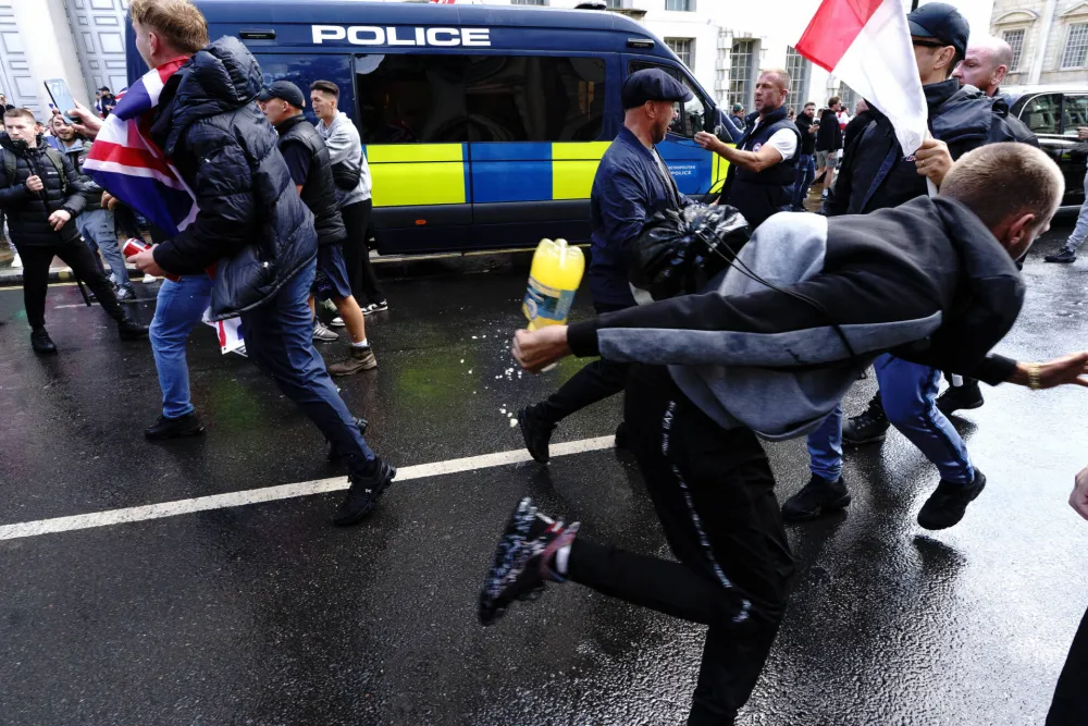 Desničari izazvali nerede na skupu u Londonu, povrijeđeno 26 policajaca