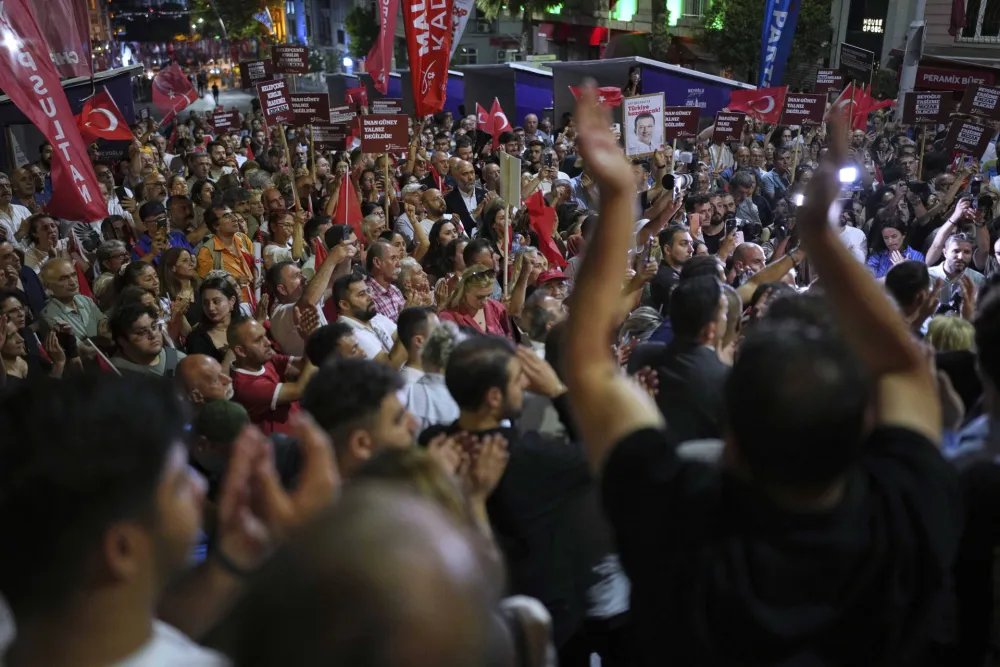 U Turskoj desetine hiljada demonstranata na protestu podr&scaron;ke opoziciji