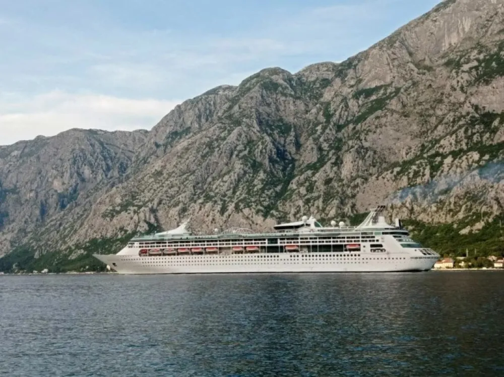 U kotorskom zalivu tri broda i katamaran