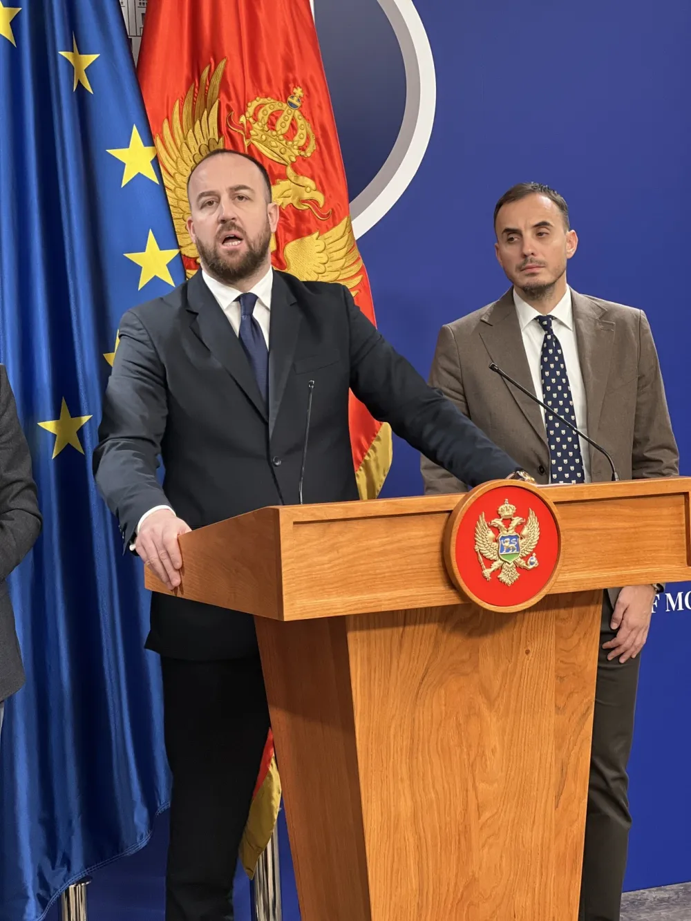 Nikolić: Blokiran Ustavni sud u interesu vladajuće većine; Konatar: Cirkus se nastavlja