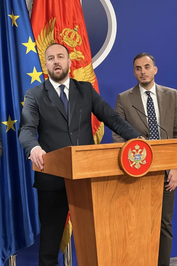 Nikolić: Blokiran Ustavni sud u interesu vladajuće većine; Konatar: Cirkus se nastavlja