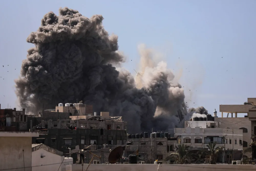 (FOTO) Izrael pojačao bombardovanje, Palestinci bježe iz Gaze