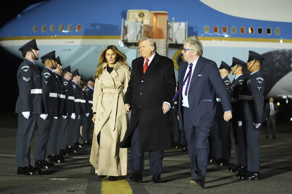 (FOTO) Tramp stigao Britaniju, u Vindzoru protest