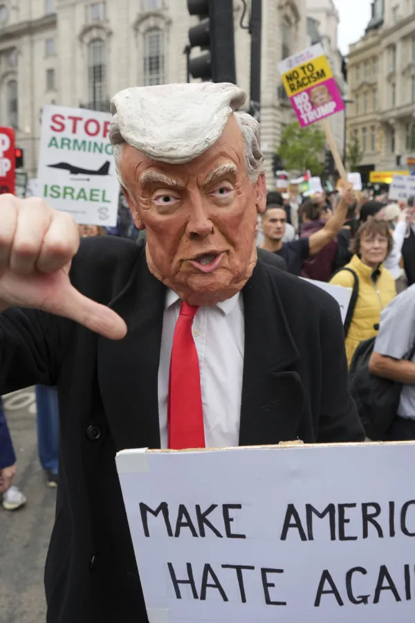 (FOTO) Protesti protiv Trampa u Londonu: Na meti kritika od Gaze do Ep&scaron;tajna