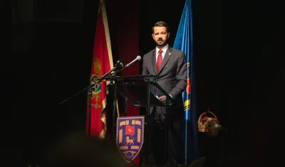 Milatović poklonio skulpturu Ljuba Čupića predsjedniku op&scaron;tine Nik&scaron;ić