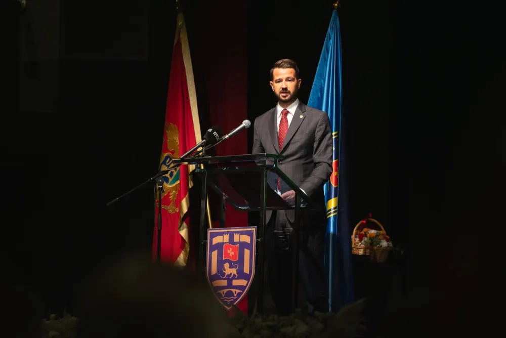 Milatović poklonio skulpturu Ljuba Čupića predsjedniku op&scaron;tine Nik&scaron;ić