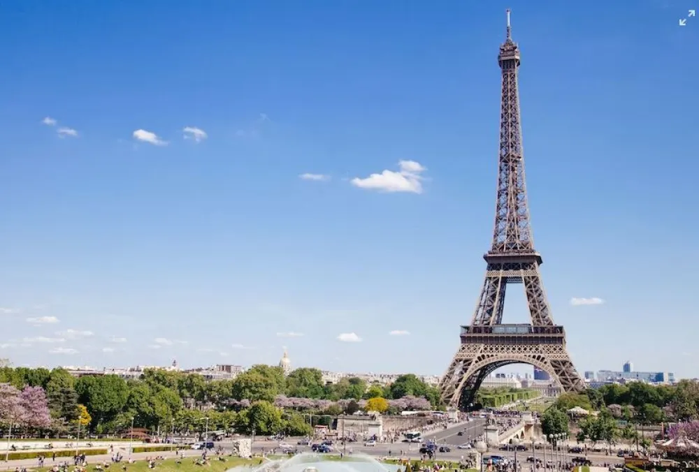 Haos u Francuskoj: Zatvoreni Ajfelov toranj, Versaj, Trijumfalna kapija, djelovi Luvra