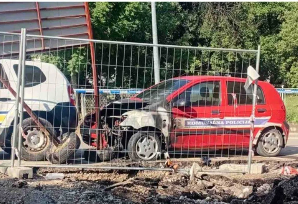 Zapaljeno vozilo komunalne policije