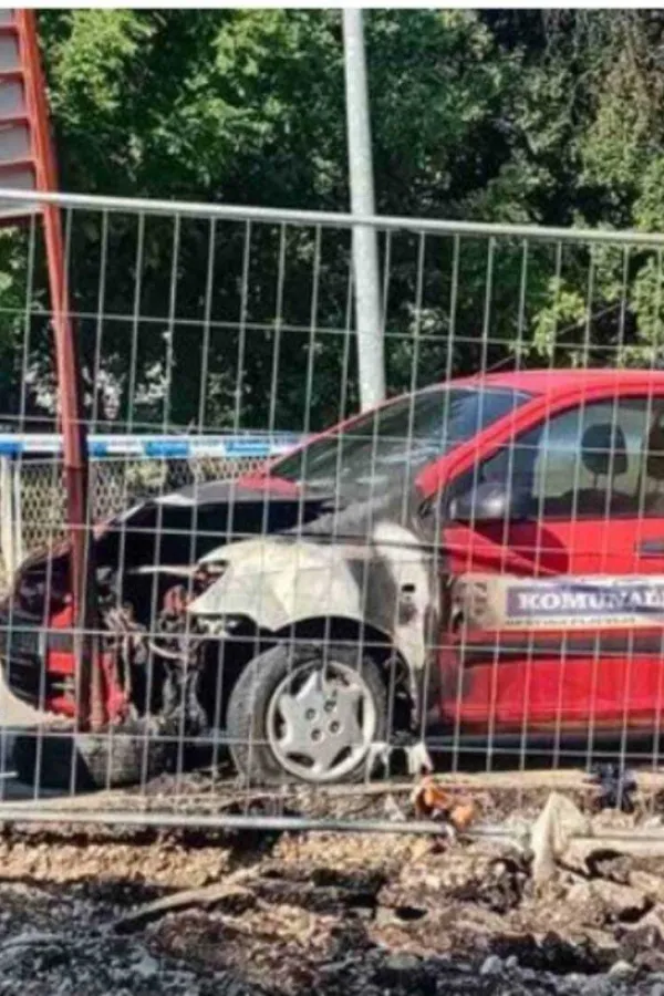 Zapaljeno vozilo komunalne policije