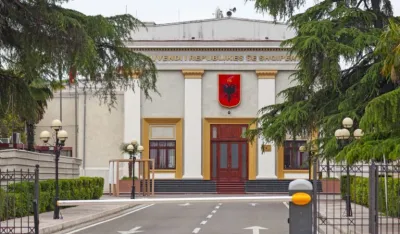 AI ministarka izazvala haos u albanskom parlamentu